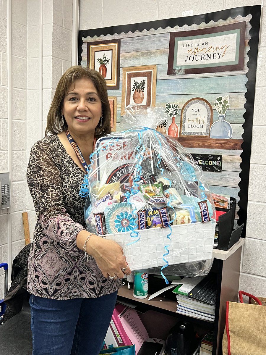 hbmsparentctr's tweet photo. Happy Parent Involvement Day! Thank you our parents and community who support our school throughout the school year! Thank you to my Warrior Family for always supporting me and showing me love especially on Parent Educator Day! ❤️@FBISDCommunity @FortBendISD @HBMS_Warriors https://t.co/V4YYEKY9IN