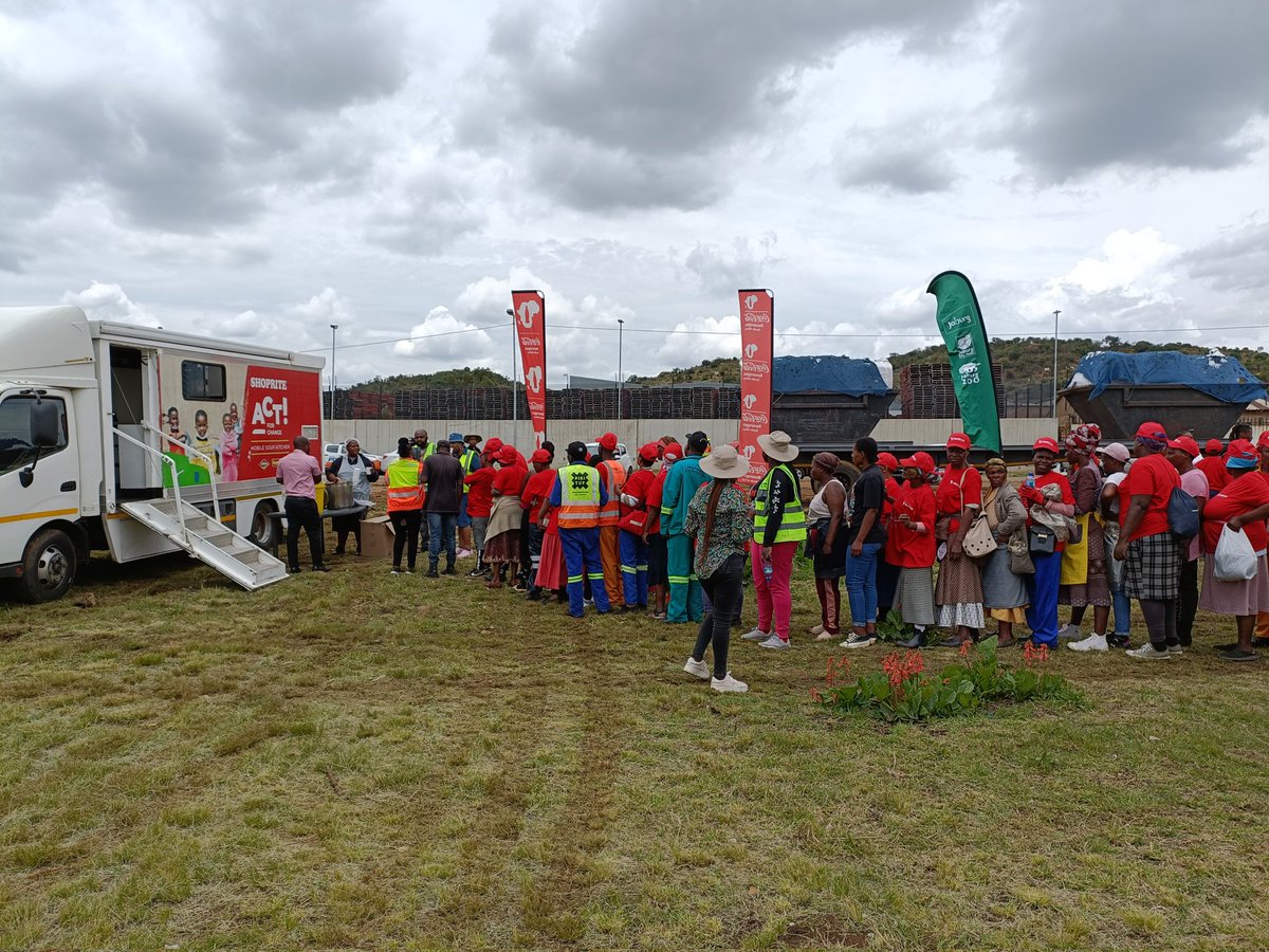 CleanerJoburg's tweet photo. A Big, Huge, Heartfelt Thank You to #ShopRiteCheckers for always being there to feed and support community events and cleanups. #Siyabonga 🙏 💚 #KleenaJoburg @CityofJoburgZA @JackSekwaila https://t.co/EGTkAxBgt2