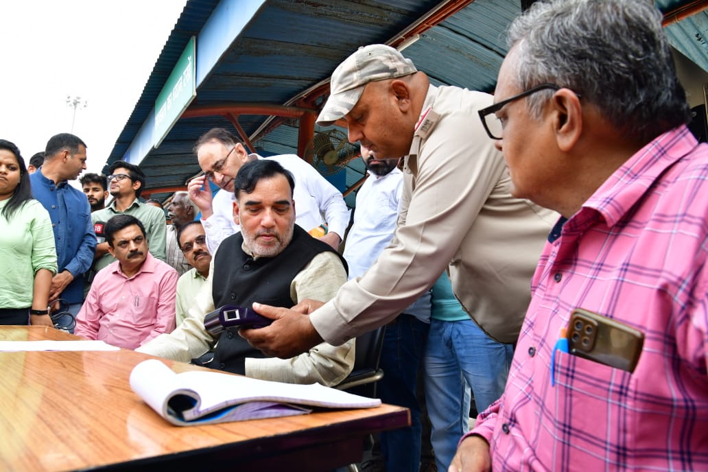 AapKaGopalRai's tweet photo. ग्रेप-4 के नियमों का कड़ाई से पालन सुनिश्चित करने के लिए आज सराय काले खां बस अड्डे का औचक निरीक्षण किया। वहां बाहर से आनी वाली बसों की जांच की एवं जांच में पाया कि कुछ BS III और BS IV की प्राइवेट बसों का दिल्ली में अभी भी प्रवेश जारी है। परिवहन विभाग को इसके लिए विशेष अभियान चलाने के निर्देश दिए गए।