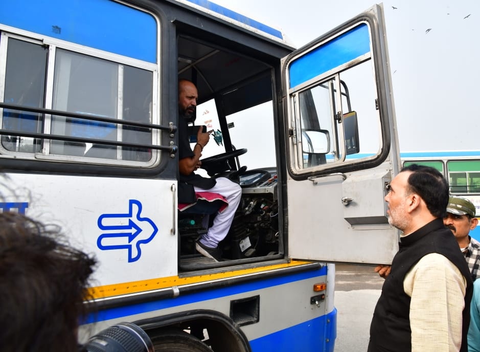 AapKaGopalRai's tweet photo. ग्रेप-4 के नियमों का कड़ाई से पालन सुनिश्चित करने के लिए आज सराय काले खां बस अड्डे का औचक निरीक्षण किया। वहां बाहर से आनी वाली बसों की जांच की एवं जांच में पाया कि कुछ BS III और BS IV की प्राइवेट बसों का दिल्ली में अभी भी प्रवेश जारी है। परिवहन विभाग को इसके लिए विशेष अभियान चलाने के निर्देश दिए गए।