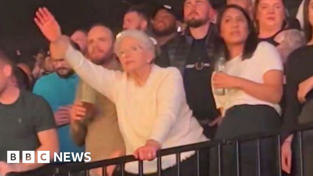ThechKidaSam's tweet photo. 50 Cent fan, 64, goes viral after Birmingham gig https://t.co/XjS6Vjkctq https://t.co/W82EjbGVm3