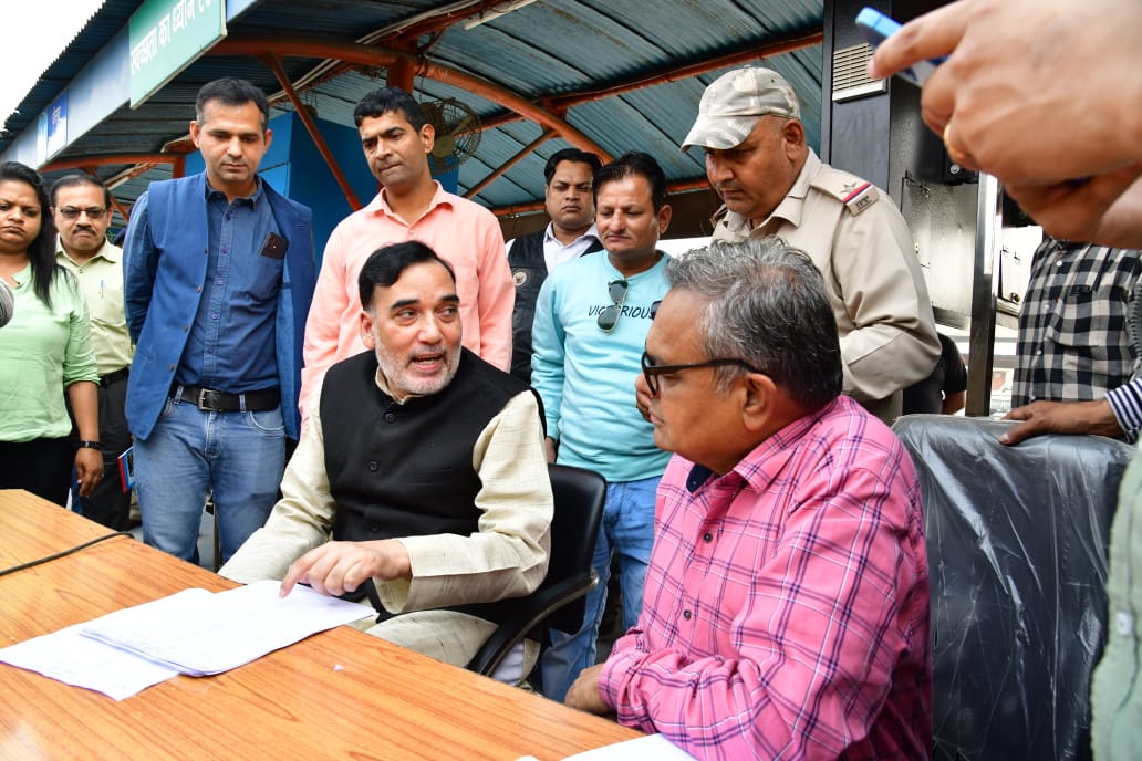 AapKaGopalRai's tweet photo. ग्रेप-4 के नियमों का कड़ाई से पालन सुनिश्चित करने के लिए आज सराय काले खां बस अड्डे का औचक निरीक्षण किया। वहां बाहर से आनी वाली बसों की जांच की एवं जांच में पाया कि कुछ BS III और BS IV की प्राइवेट बसों का दिल्ली में अभी भी प्रवेश जारी है। परिवहन विभाग को इसके लिए विशेष अभियान चलाने के निर्देश दिए गए।