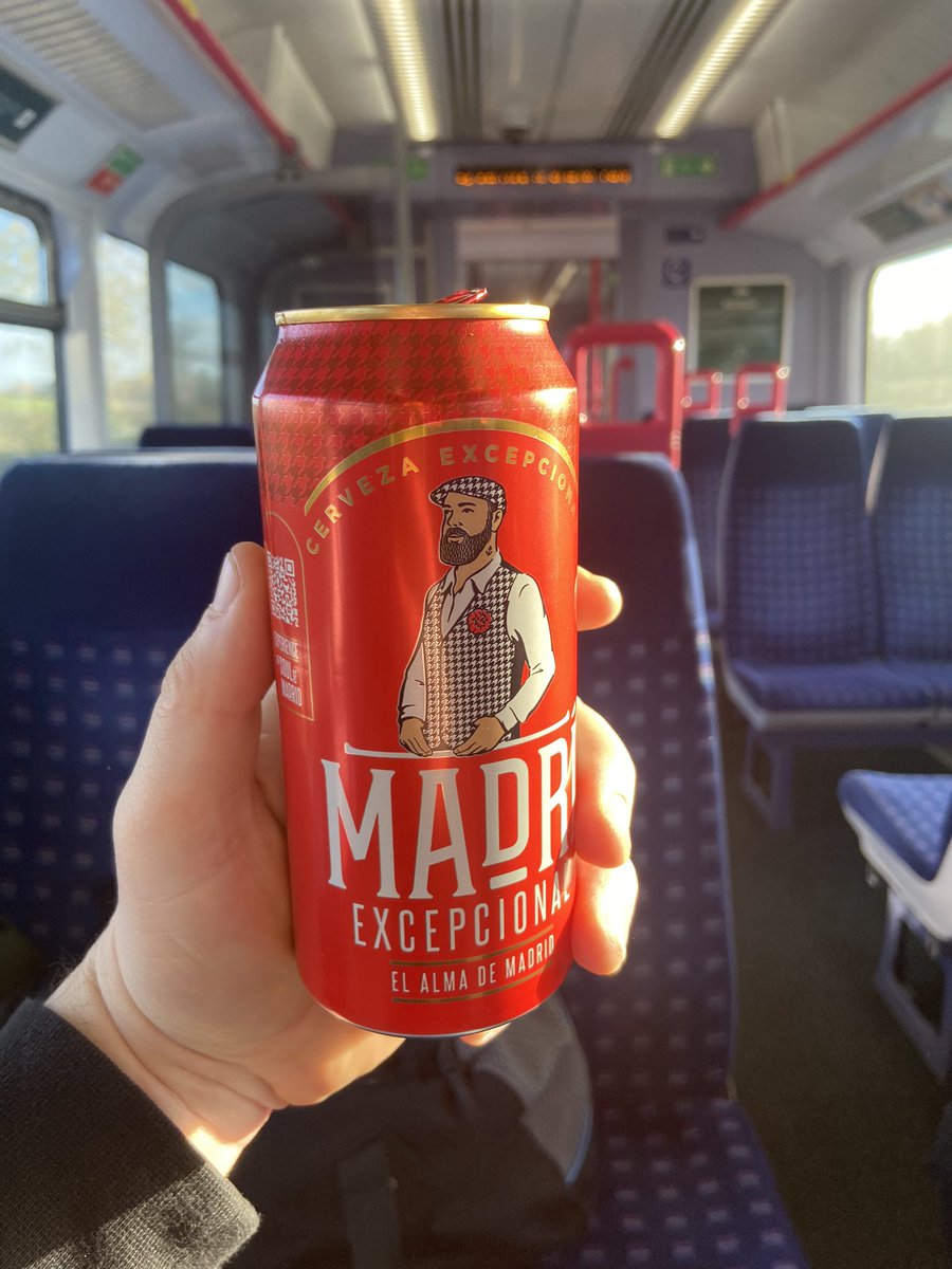 DPRoberts1982's tweet image. Underway! Love an @EveshamUnitedFC away weekend! #TheRobins