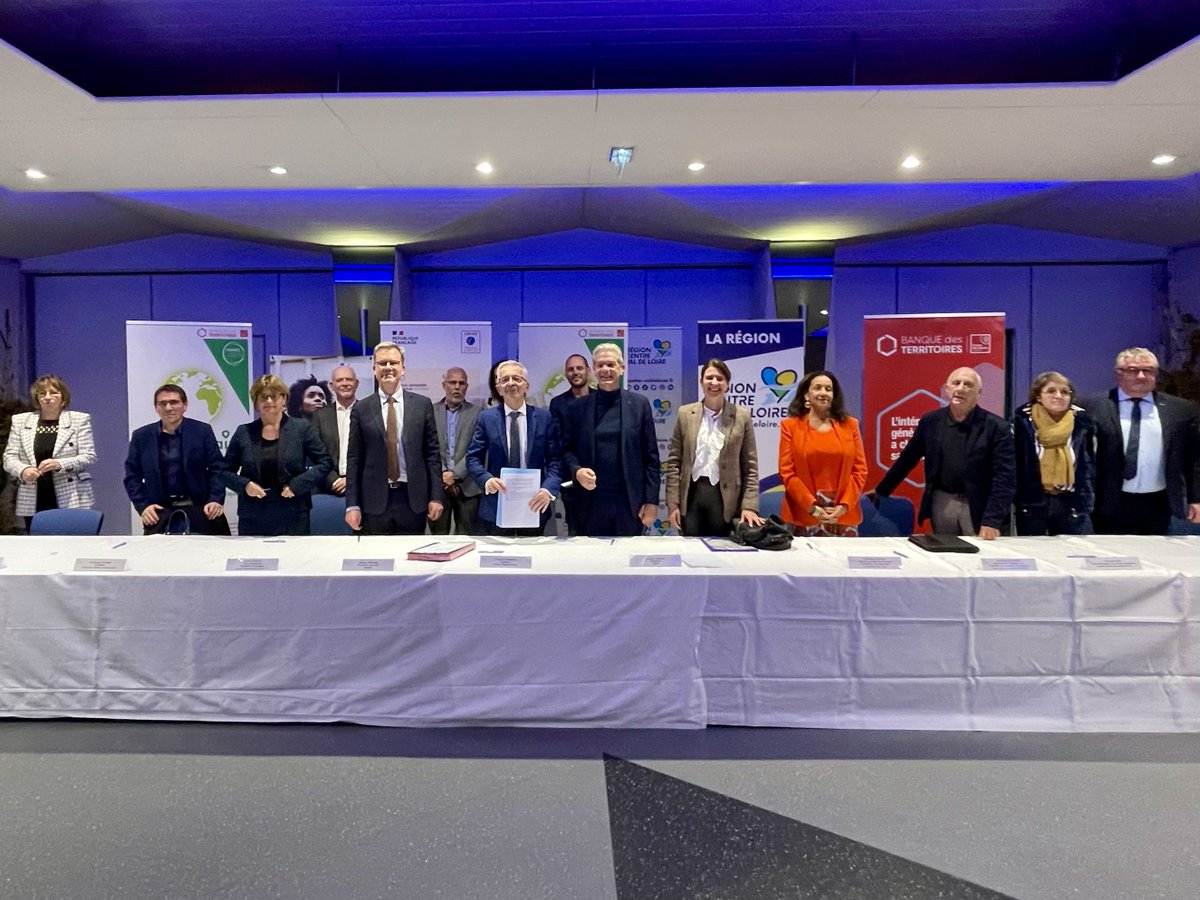 Région Centre-Val de Loire (@rcvaldeloire) on Twitter photo #Formation 🌱
✍️ La <a href="/RCValdeLoire/">Région Centre-Val de Loire</a> signe l’accord de Consortium et l'installation du comité de pilotage du projet #ITEEneraire avec le <a href="/cnfpt/">CNFPT</a>, la <a href="/BanqueDesTerr/">Banque des Territoires</a>, l'<a href="/ademe/">ADEME</a> et 10 collectivités pour former 10 000 agents régionaux à la transition écologique et énergétique !
1/2 ⤵️ #Formation 🌱
✍️ La <a href="/RCValdeLoire/">Région Centre-Val de Loire</a> signe l’accord de Consortium et l'installation du comité de pilotage du projet #ITEEneraire avec le <a href="/cnfpt/">CNFPT</a>, la <a href="/BanqueDesTerr/">Banque des Territoires</a>, l'<a href="/ademe/">ADEME</a> et 10 collectivités pour former 10 000 agents régionaux à la transition écologique et énergétique !
1/2 ⤵️