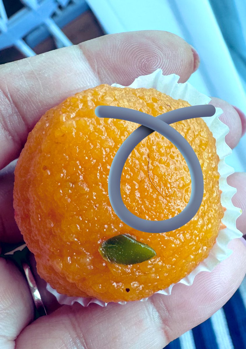 priya_clicks's tweet photo. @HaldiramSnacks bought this from @newdelhiairport @DelhiAirport @DelhiAirport3 and see what I found 🤨🤨🤨 this is one of my favorite sweet! Never expected this from #haldiram @MyHaldirams @haldiramfoods https://t.co/xGiUAKPRv1