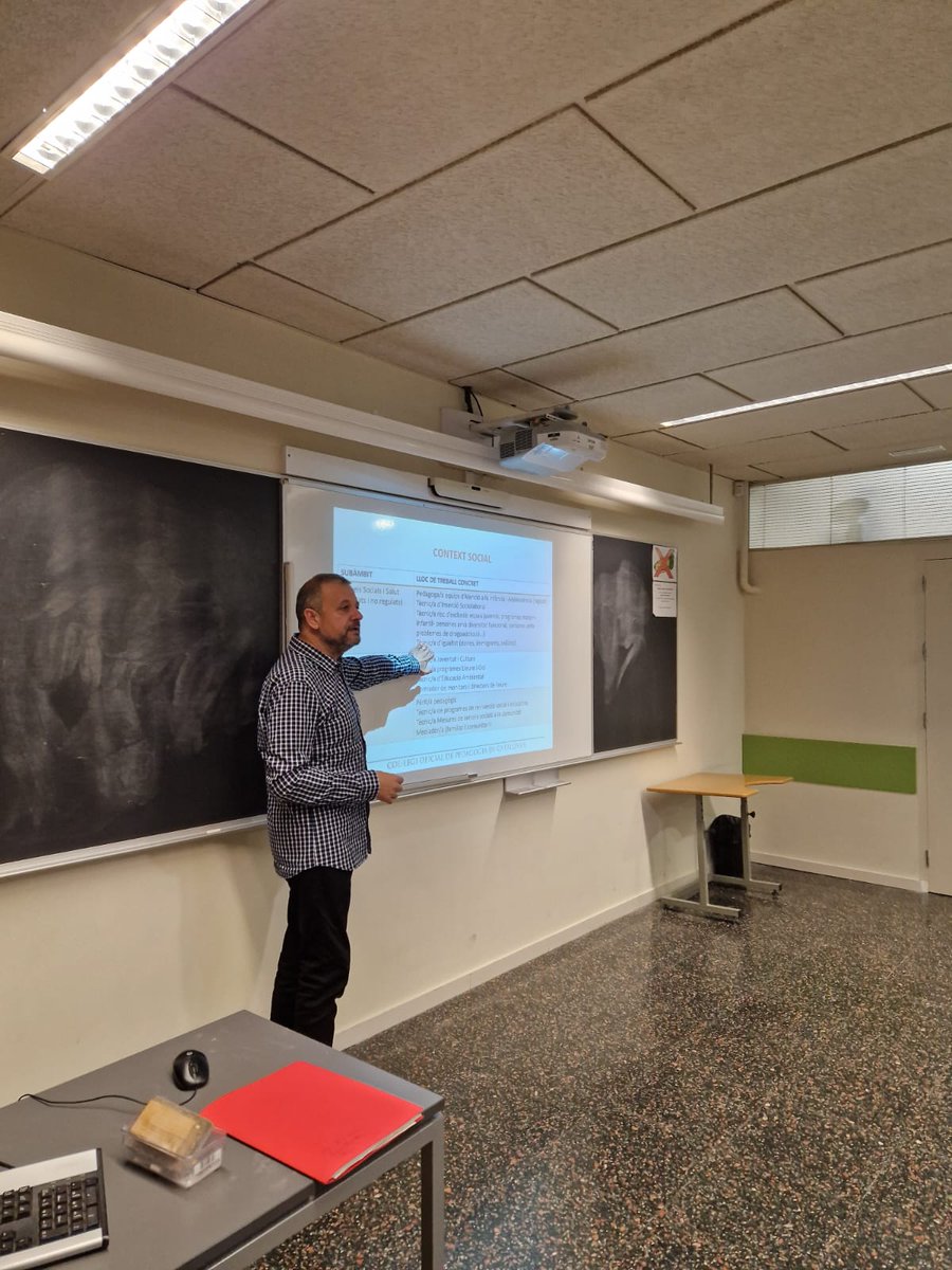 CopecPedagogs's tweet photo. Aquest dimecres @SusannaArjona vocal de Girona i @Jaumetc professor pedagogia @UdGEducacioPsic i membre #ConsellSocial COPEC, presentaven als alumnes de #PEDAGOGIA el Col·legi, referent professional i les #SortidesProfessionals a partir de la #BorsaTreball Gràcies x convidar-nos! https://t.co/6XFuJlLung