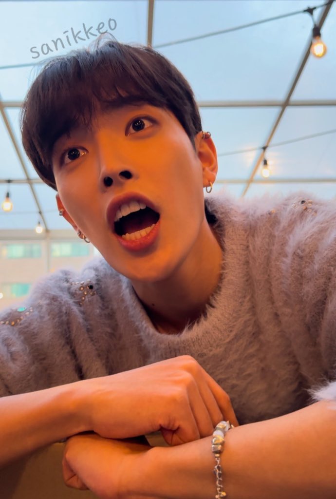 jutdwaez's tweet photo. the way hongjoong leaned in to talk to me... 😭 https://t.co/ybw44lH1AP
