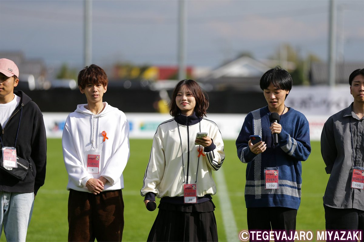 PJ_Tegeva's tweet photo. こんばんは🌙丹生ゼミ６期生です！

先日のホーム戦で、ピッチにて「テゲバ大学」の宣伝をさせていただきました！写真はテゲバジャーロ宮崎様からご提供をいただきました⚽️

#テゲバジャーロ宮崎 #テゲバ大学  #宮崎大学 #地域資源創成学部 #テゲバ #j3 #ユニリーバスタジアム新富 #ゼミ活動 https://t.co/Vy2BQz8LXw
