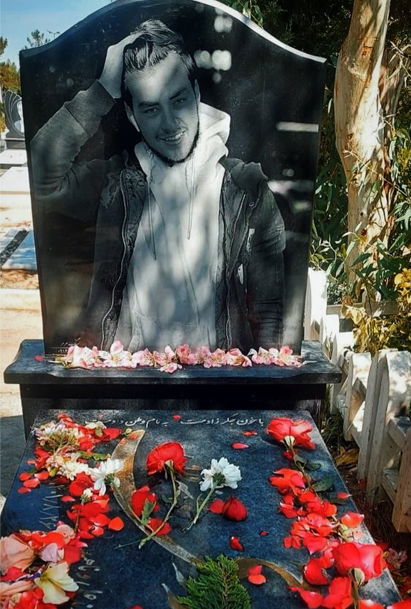 RADOCLUB's tweet photo. گلباران مزار جاویدنام  #حمیدرضا_روحی توسط مردم  در سالگرد جاودانگی ‌اش 🖤🥀

جمعه ۲۶ آبان ۱۴۰۲ https://t.co/vgcADp2afC