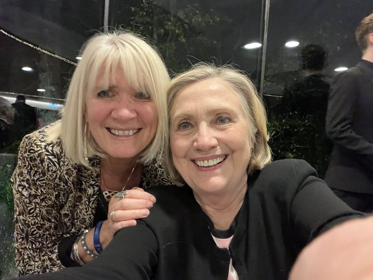 Elin Rhys (@elinrhys) on Twitter photo Diwrnod arbennig ddoe yn <a href="/Prif_Abertawe/">Prifysgol Abertawe</a> yn trafod arweinyddiaeth. Cyfweld Anna, dynes ifanc, ryfeddol, o’r Iwcrain a chyflwyno 3 arweinydd diymhongar, difyr a chadarn i’r llwyfan <a href="/PrifWeinidog/">Eluned Morgan</a> <a href="/HillaryClinton/">Hillary Clinton</a> a <a href="/BillClinton/">Bill Clinton</a>
Diwrnod i’w gofio.
(sylwch pwy gymrodd y selffi!) Diwrnod arbennig ddoe yn <a href="/Prif_Abertawe/">Prifysgol Abertawe</a> yn trafod arweinyddiaeth. Cyfweld Anna, dynes ifanc, ryfeddol, o’r Iwcrain a chyflwyno 3 arweinydd diymhongar, difyr a chadarn i’r llwyfan <a href="/PrifWeinidog/">Eluned Morgan</a> <a href="/HillaryClinton/">Hillary Clinton</a> a <a href="/BillClinton/">Bill Clinton</a>
Diwrnod i’w gofio.
(sylwch pwy gymrodd y selffi!)