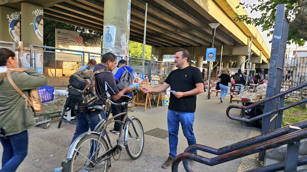 LauroGrande's tweet photo. Desde bien temprano, hasta el último minuto, llevando la boleta que garantiza el futuro de nuestro Pueblo 🇦🇷 #VienelaArgentina que estábamos esperando con @SergioMassa 🇦🇷🗳 https://t.co/F57BTy2p6k