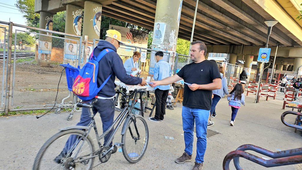 LauroGrande's tweet photo. Desde bien temprano, hasta el último minuto, llevando la boleta que garantiza el futuro de nuestro Pueblo 🇦🇷 #VienelaArgentina que estábamos esperando con @SergioMassa 🇦🇷🗳 https://t.co/F57BTy2p6k