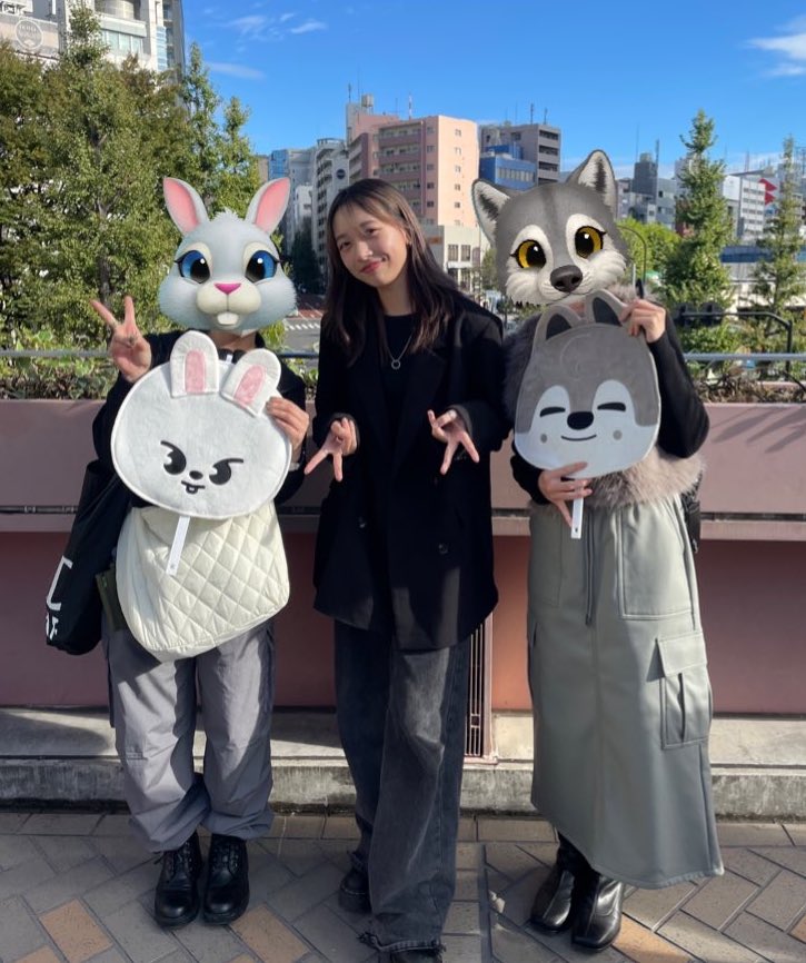 _98_0415's tweet photo. 私事ですが29日初めてスキズのライブに行ってきました⭐️ドーム行く途中バンチャンの妹さんに遭遇して写真とサインまで（ ;  ; ）お兄ちゃん！言ってて可愛いかった…ライブ凄すぎて唖然としてばかりでトロッコも突っ込んで来そうなくらい近かったあの顔も声もダンスも本物だった…あとstayさん優しい😌 https://t.co/6PKWL2oAGD