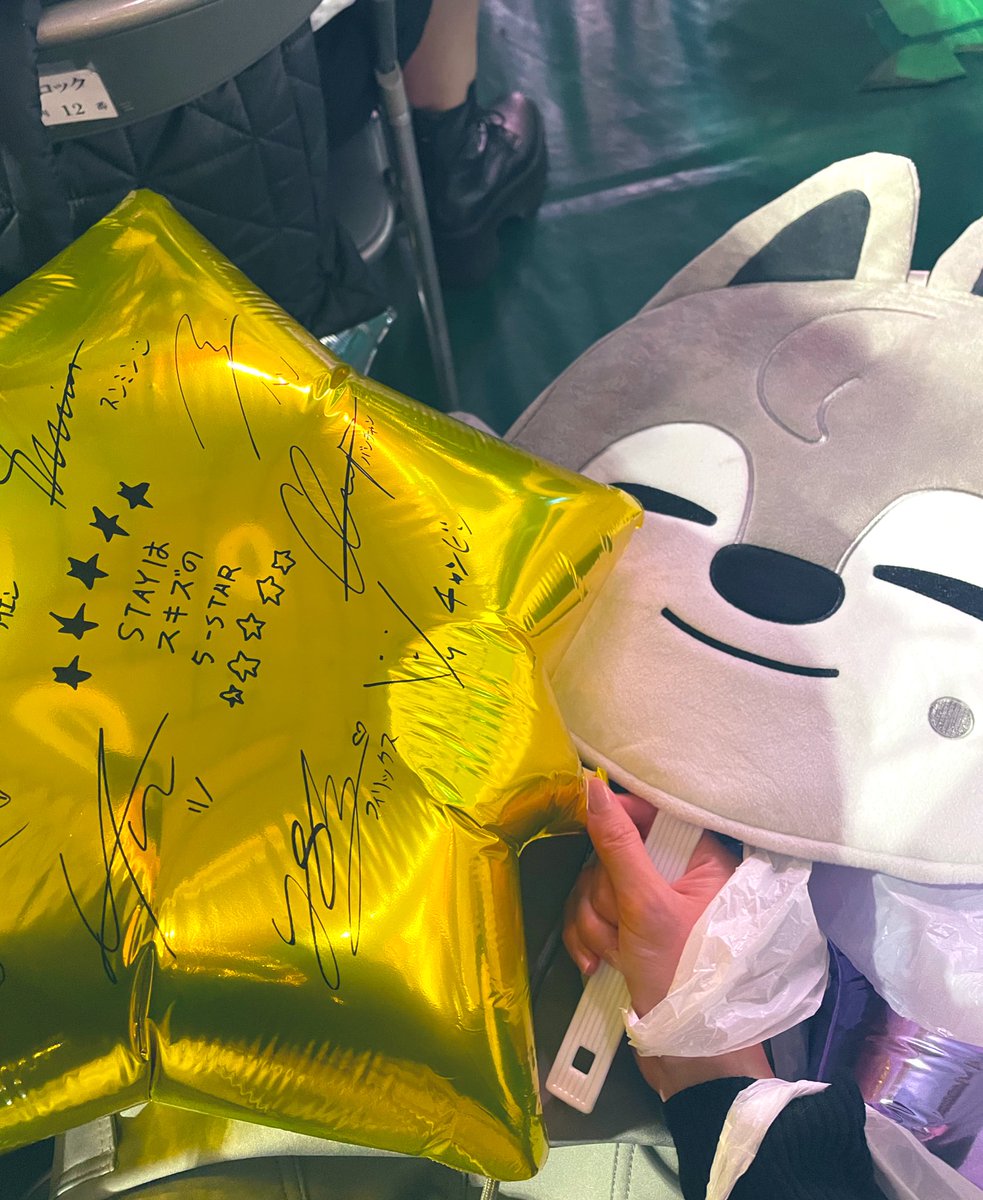 _98_0415's tweet photo. 私事ですが29日初めてスキズのライブに行ってきました⭐️ドーム行く途中バンチャンの妹さんに遭遇して写真とサインまで（ ;  ; ）お兄ちゃん！言ってて可愛いかった…ライブ凄すぎて唖然としてばかりでトロッコも突っ込んで来そうなくらい近かったあの顔も声もダンスも本物だった…あとstayさん優しい😌 https://t.co/6PKWL2oAGD
