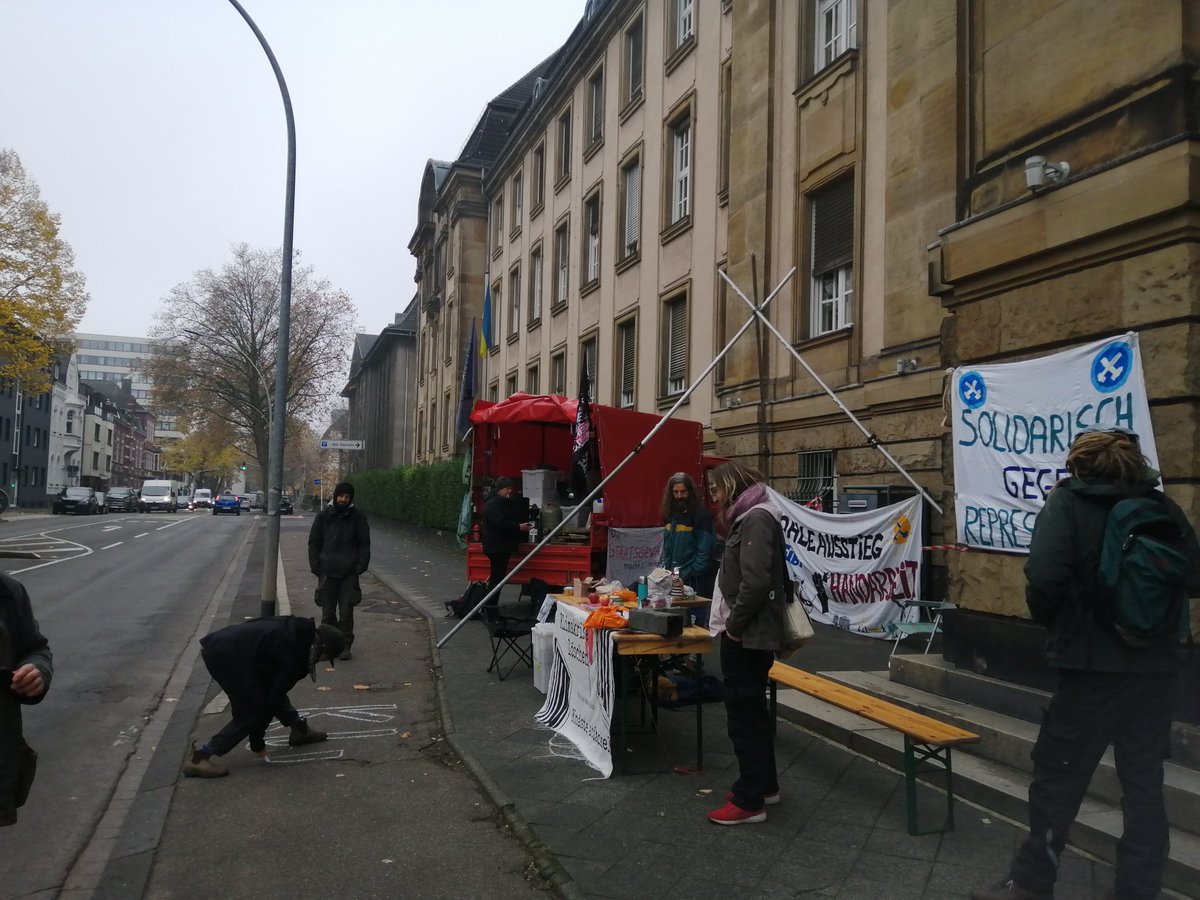 BlockNeurath's tweet image. Der Berufungsprozess gegen eins #BlockNeurath Aktivisti geht heute  am Landgericht #Mönchengladbach weiter. Schaut vorbei! #GemeinsamGegenRepression