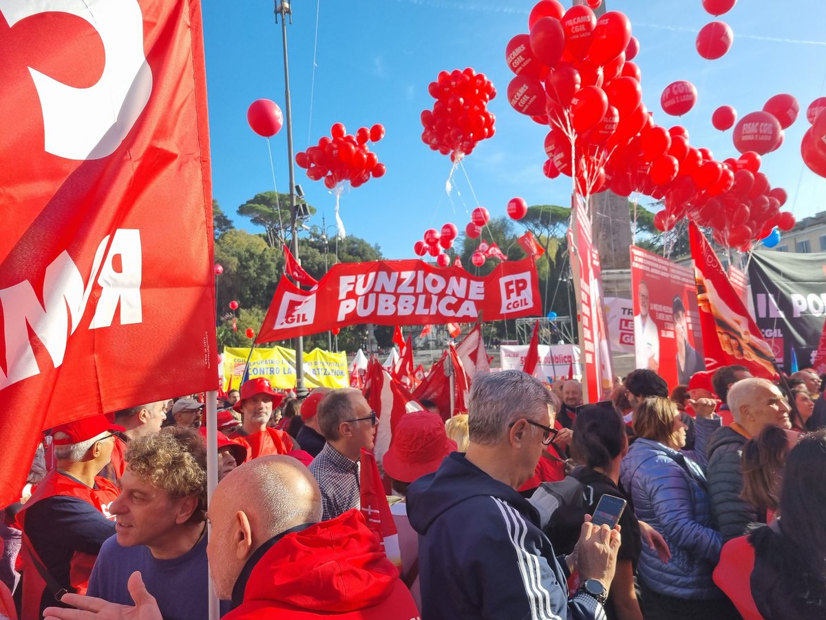 FpCgilNazionale's tweet image. 🟥 Una piazza bella e piena a Roma, di lavoratrici e lavoratori, di cittadine e cittadini, di studenti e studentesse che hanno deciso di dire #AdessoBasta
#ScioperoGenerale #sciopero
