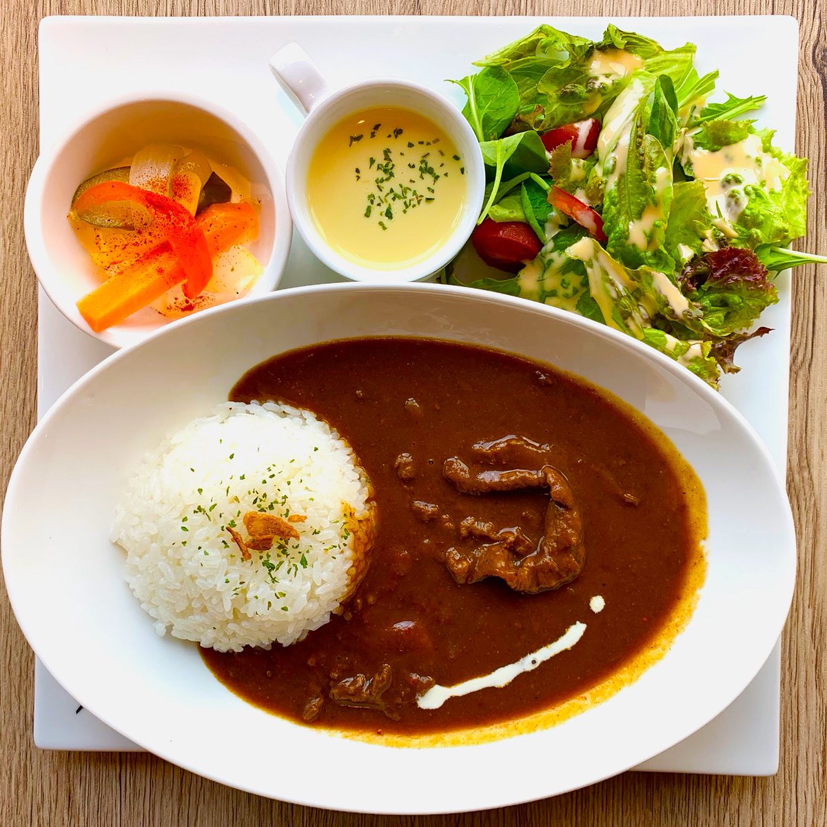 inariglean's tweet photo. 関東では木枯ら��1号が吹くほど、肌寒くなってまいりました。
焙煎カレーとハンドドリップコーヒーのセットで”温活” はいかがでしょうか？✨

カレーのスパイス、そしてコーヒーに含まれるカフェインとポリフェノールで体が温まります😌
寒くなって参りましたので、お体に気をつけてお過ごしください🕊️ https://t.co/i5YSXKtEiB