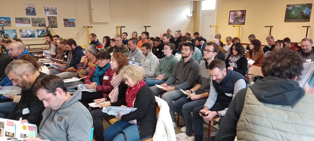 InstitutElevage's tweet image. 🔴 Direct | Journée régionale #caprine 🐐
📌 A Monteils en Occitanie
✅ Des échanges sur les #bâtiments &amp;amp; l'#élevage des chevrettes
👉 Présentation de la conjoncture de la filière caprine -&amp;gt; pas de ↗ de la collecte en 2023 ce qui a permis de réguler le marché
Avec @jackyaveyron