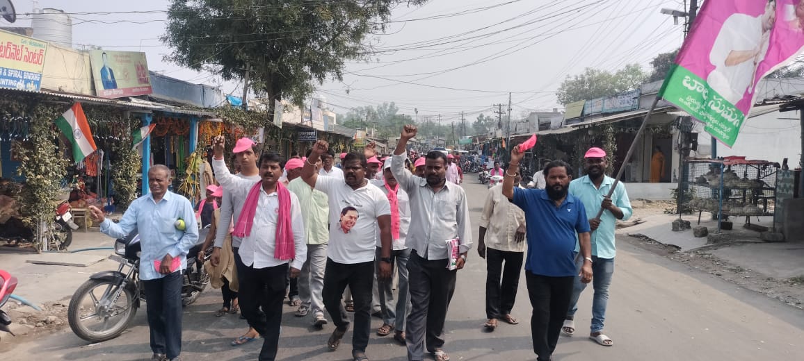 KondaKumar9's tweet photo. ఈరోజు 18 వ వార్డులో బి జోన్ సెంటర్ లో దుమ్ము లేసిన ఎన్నికల ప్రచారం... సుమనన్న కారు గుర్తుకు ఓటు వేసి బారి మెజార్టీ తో గెలిపించాలని ప్రచారం చేయడం జరిగింది💪💪 https://t.co/B7QwNHEClL
