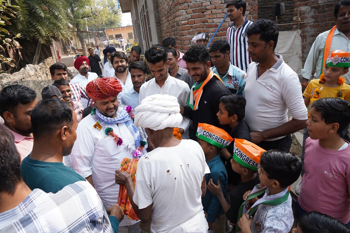 dgurjarofficial's tweet photo. जहाजपुर-कोटड़ी के विकास और उज्ज्वल भविष्य के लिए मुझे अपना बहुमूल्य आशीर्वाद देने की अपील की।

इस दौरान समस्त आमजन ने जो आत्मीयता दिखाई, उसके लिए हृदय से बहुत- बहुत आभार व्यक्त करता हूँ। आप सभी का यह स्नेह और समर्थन ही मेरी ताकत है।
2/3 https://t.co/8elnvyo1eE