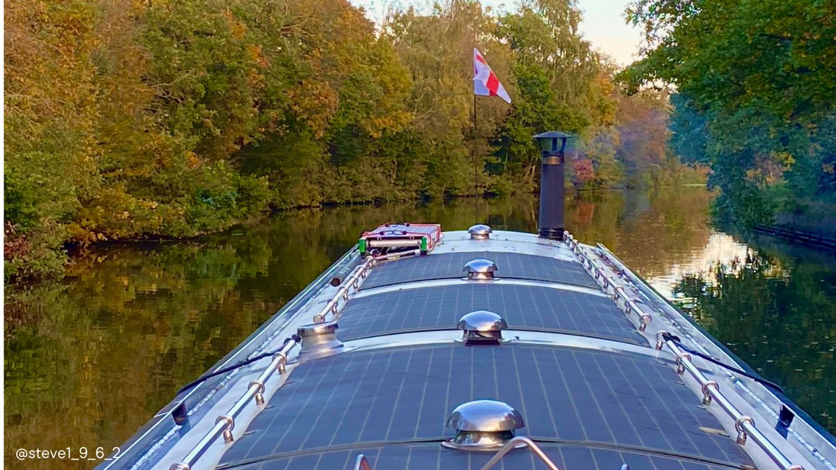 We are cruising straight to the weekend 🙌 Check out this gorgeous #Autumnal snap of the Stainforth & Keadby Canal 🍂 📷 @steve1_9_6_2 #FridayFeeling #Autumn