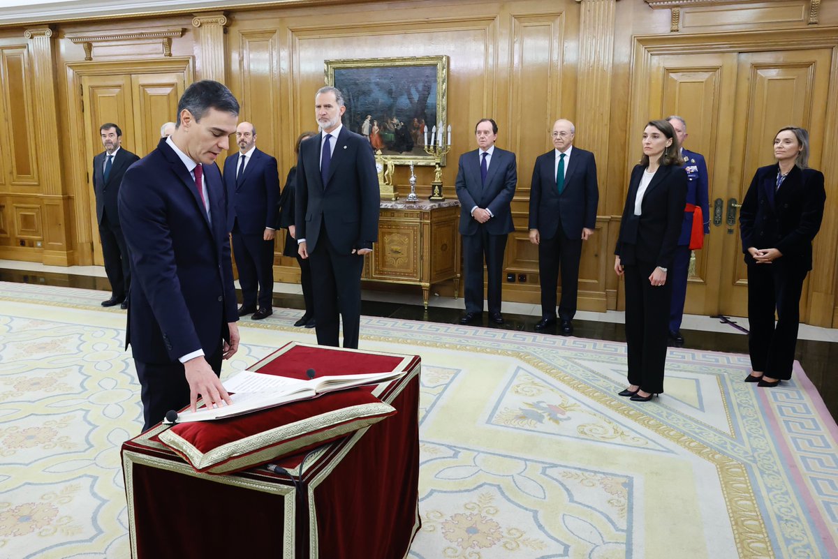 La mirada grave del Rey ante la promesa de un presidente sin palabra.