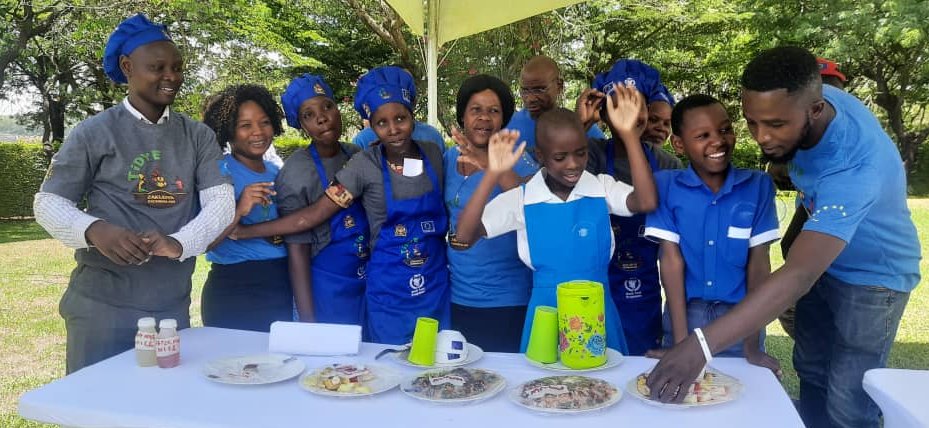 WFP_Malawi's tweet photo. 🔥 Excitement is sizzling at Peak Gardens as the last chapter of the cooking competition unfolds🍲Cheers to Magoti, Namadidi, Thabwa, and Mitekete schools, champions of @EUinMalawi's home-grown school feeding. Culinary creativity at its peak in Lilongwe!🌶️👨‍🍳#ChefShowdown https://t.co/LqX1rqNHRf