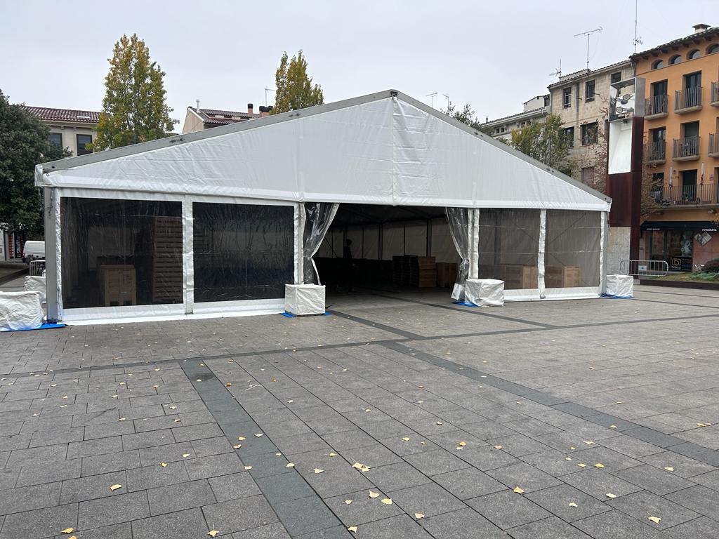 TorelloWines's tweet photo. La plaça Nova es prepara per acollir la 5a edició del Torelló Mountain Wines:

🍷Espai mostra amb 22 cellers d'arreu

🛒 Espai botiga on podreu adquirir tots els vins de la mostra i el tast.

🎤 Escenari Clarella amb sessió de DJ de 13.00h a 15.00h.

🍴Zona de menjar i barra. https://t.co/PNZDESC1ey