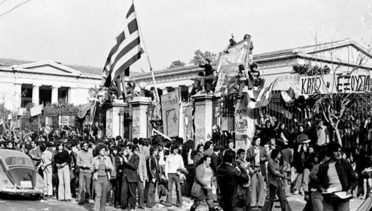 nesgrego's tweet photo. Η άποψη μου για το #Πολυτεχνείο. Αστικοί μύθοι και πραγματικότητα. 

👉🏻Η εξέγερση και η κίνηση των νέων της εποχής να αντιτάξουν τα στήθη τους μπροστά σε άρματα μάχης, αστυνομία με οδηγία να βαρέσει στο ψαχνό αλλά και επίλεκτες μονάδες τους Ε.Σ. Είναι από μόνη της ένδειξη ανδρείας,είτε συμφωνείς είτε όχι.

👉🏻Η εξέγερση δεν ήταν σε καμία περίπτωση καθολική αλλά από μια μεγάλη μερίδα των φοιτητών που πραγματικά προσέβλεπαν στην πτώση της χούντας. Η μεγάλη πλειοψηφία του ελληνικού λαού, από φόβο ή βόλεμα, δεν είχε καμία διάθεση για αντίσταση. Οι λίγοι διέσωσαν την υπόληψη των πολλών.

👉🏻Το καθεστώς της χούντας ήταν είναι και πάντα θα είναι μια ντροπή και ένας λεκές στην ένδοξη ιστορία του τόπου αλλά και του τιμημένου Ε.Σ.Μια ομάδα επίορκων ημιτρελων αλλά και ορκισμένων αντί-κομμουνιστών αξιωματικών καταπάτησαν τον όρκο τους στο Σύνταγμα και τον Βασιλέα.Σκότος!

👉🏻έριξε την χούντα το Πολυτεχνείο; Ξεκάθαρα ΟΧΙ. Στην πραγματικότητα αντί για πτώση της χούντας ήρθε η σκληρότερη καταστολή υπό την ηγεσία πλέον του προδότη, όπως θα εξελιχθεί η τραγωδία της Κύπρου αργότερα, Δημήτρη Ιωαννιδη.

👉🏻και όχι μόνο δεν την έριξε αλλά ήρθε σε μια περίοδο που έστω και δειλά πήγαινε να πραγματοποιηθεί η αποκατάσταση και το πέρασμα στην δημοκρατία με το εγχείρημα του Μαρκεζίνη.

👉🏻υπήρξαν νεκροί στο Πολυτεχνείο; ΚΑΝΕΝΑ από τα πορίσματα που έχουν εκδοθεί δεν έχει αναφορά σε νεκρούς εντός του Πολυτεχνείου. Απολύτως κανένα.

👉🏻υπήρξαν νεκροί κατά την διάρκεια της τριήμερης  εξέγερσης; Σύμφωνα με την έκθεση Τσεβά και την έκθεση Καλλιβρετακη που τις θεωρώ μοναδικές αξιόπιστες λίστες, οι νεκροί ανέρχονται σε 24. Οι περισσότεροι από αδέσποτες σφαίρες. Όλοι πέριξ του Πολυτεχνείου ή σε μεγάλη απόσταση.

👉🏻εν κατακλείδι. Η κατάληψη εξέγερση του Πολυτεχνείου ΔΕΝ έριξε την χούντα. Είχε ως αποτέλεσμα τραγικά γεγονότα και έφερε στην εξουσία μια άλλη Χούντα χειρότερη από την πρώτη. Ένα καθεστώς πολύ πιο αυταρχικό που μέσα σε ελάχιστους μήνες είχε καταστείλει κάθε ίχνος αντίστασης.

👉🏻ένα καθεστώς που ανέκοψε την πορεία στον εκδημοκρατισμό που είχε ξεκινήσει και που οδήγησε στο φρικτό έγκλημα του κυπριακού πραξικοπήματος, στην τουρκική εισβολή και την Κυπριακή τραγωδία που φτάνει ως τις μέρες μας.

👉🏻εκ του αποτελέσματος λοιπόν και μιλώντας χωρίς συναισθηματισμούς επρόκειτο για μια παταγώδη αποτυχία, αν και τα κίνητρα ήταν αγνά, και δικαίωσε όλους όσοι πίστευαν πως η εξέγερση θα έχει ανάποδο αποτέλεσμα μεταξύ των οποίων ο Κυρκος, ο Ηλιού, ο Αβερωφ κ.α.

👉🏻για την στάση του ΚΚΕ που έτρεξε αργότερα να σφετεριστεί τον αγώνα των απλών φοιτητών, τα λόγια είναι περιττά. Μόνο να πούμε πως η επίσημη γραμμή του ΚΚΕ ήταν πως οι εξεγερμένοι ήταν «ρουφιάνοι του Ρουφογαλη» (επικεφαλής της τότε κραταιάς Κ.Υ.Π). Πάντα αγωνιστές εκ των υστέρων.