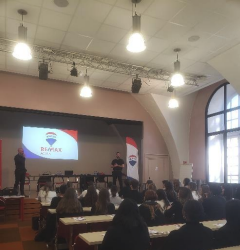 Ecogestlyon's tweet photo. 🎯Un mini séminaire professionnel Remax a  été organisé au profit des deux classes du BTS Professions immobilières  du Lycée Ampère de Lyon.  Rencontre et échanges avec des représentants du réseau Remax  @StephanieCrepet https://t.co/WsZm2qJ2Ea https://t.co/qn9YPt8nYk