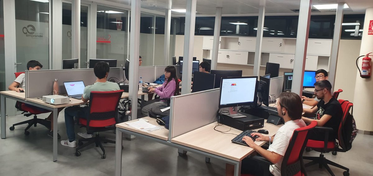 Ayer, 16 de noviembre, celebramos el cierre de las sesiones formativas del curso de pensamiento computacional en el laboratorio ARN Innova 🚀¡Estamos listos para poner en práctica todo lo aprendido y presentar nuestros proyectos de fin de curso! 🌟