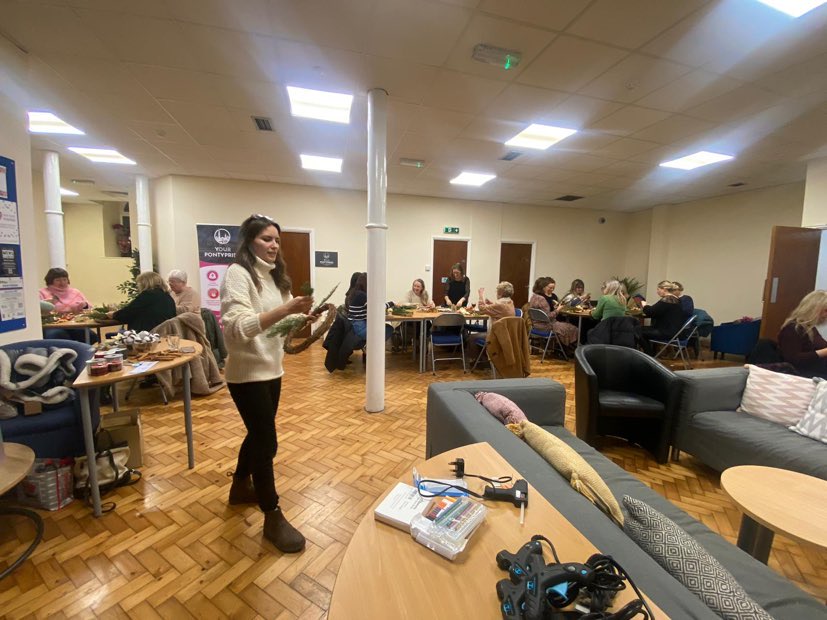 Diolch i bawb a fynychodd ac a gefnogodd #WineandWreath yn <a href="/pontymuseum/">Amgueddfa Pontypridd Museum</a> neithiwr! Cymaint o dorchau hyfryd a gwenau syfrdanol i gyd-fynd!  

Thank you to all who attended and supported #WineandWreath at <a href="/pontymuseum/">Amgueddfa Pontypridd Museum</a> last night! So many lovely wreaths &amp; stunning smiles to match!