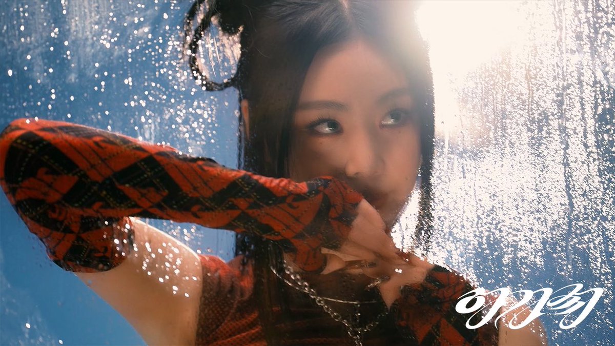 수진 (SOOJIN) 1st EP 
[아가씨] Jacket Behind the Scenes
🔗 youtu.be/sEuBGnHyvMY

#수진 #SOOJIN #아가씨