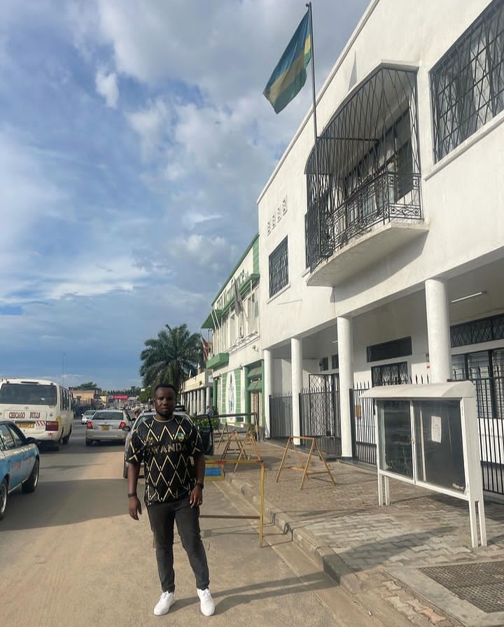 AgasekeTv's tweet photo. L'organisation de ce match aller n'engage pas seulement la @laFEBABU , le côté rwandais est aussi impliqué. Le rwandais @benjamingicumbi , journaliste à @bbfmumwezi , rodé du domaine du sport, est déjà arrivé. D'autres sont attendus au #Burundi ce 26/11 . @bbagency_rw @ferwabaRW https://t.co/ceu889XWBk