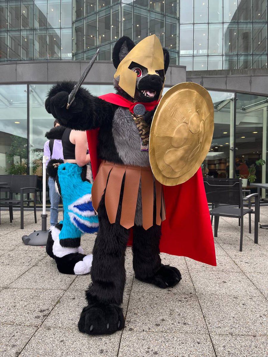 Happy #FursuitFriday !

📸 Styxxia
📍#FBL11
🧵@R5suits