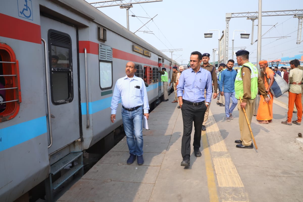 रेलवे के कर्मयोगी रेलयात्रियों की सेवा में तत्पर। 

📍: नई दिल्ली रेलवे स्टेशन
🕛: दोपहर 1:10 बजे 

#ThankYouRailKarmayogi #FestivalSpecial