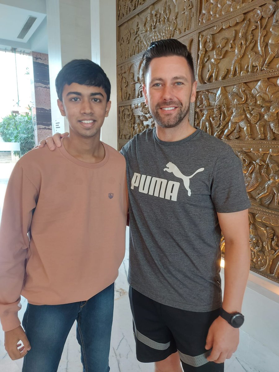 __omkar__7's tweet photo. @DesBuckingham 
What a coach, and an even better person.
Thank you for taking Mumbai City FC to new heights of greatness and embracing various historical achievements.
You'll be really missed. See you soon! 💙

#desbuckingham #aamchicity #mumbaicityfc https://t.co/jqG3eKOFd5