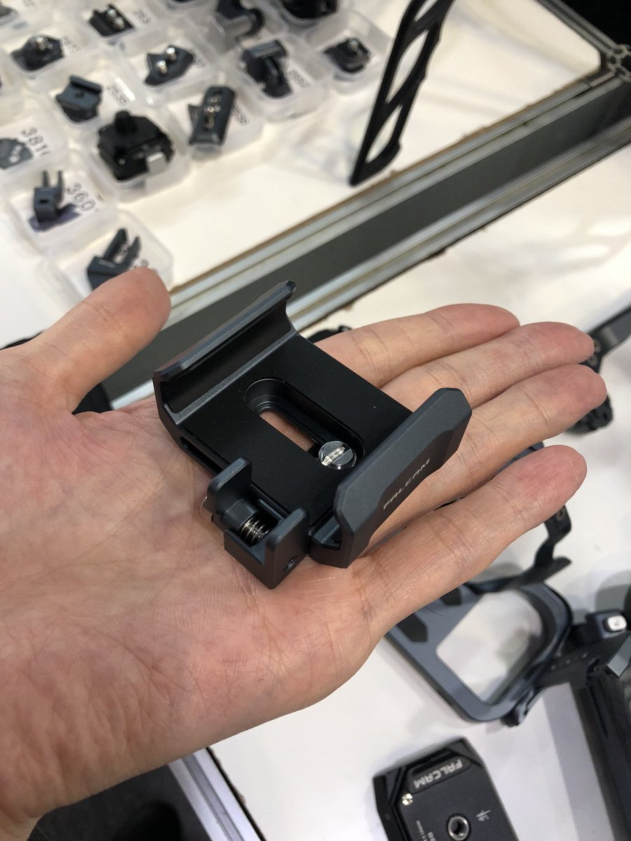 uzuramame95's tweet image. 昨日写真を撮り忘れていたFALCAMのSSDホルダー。
ケーブルクランプの位置調整ができて良き。
裏面を撮り忘れてたけど、アクセサリーシュー用のパーツがついてる。
でも脱着に工具が必要なのでF22のプレートを別途購入して取り付けるのがおすすめ。（商売上手）
#FALCAM #ImageVISION #interbee2023