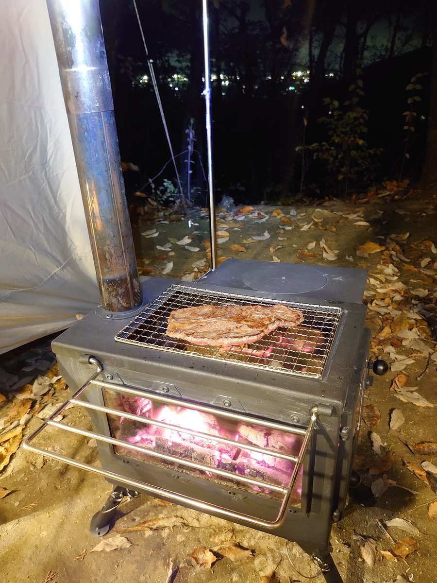 Zanzi_DLxt's tweet photo. まずはお肉でビールしたい！

#foxbaseevo
#futurefox
#薪ストーブ
#ソロキャンプ https://t.co/QG2Awf85xq