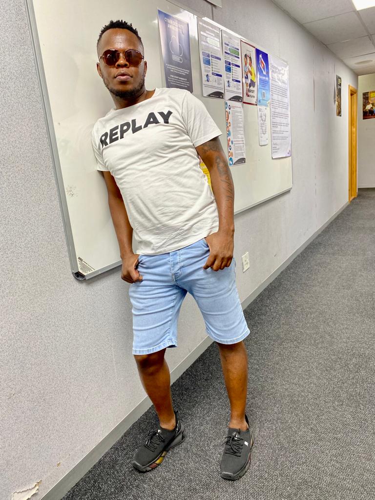 ligwalagwalaFM's tweet photo. Shorts and Shades!! Kuyashisa eMbombela kushisa njengeMsakati Lomuhle. Live now 12h00-15h00 #KBN #KBNFridayMix https://t.co/HohrmFgfeV