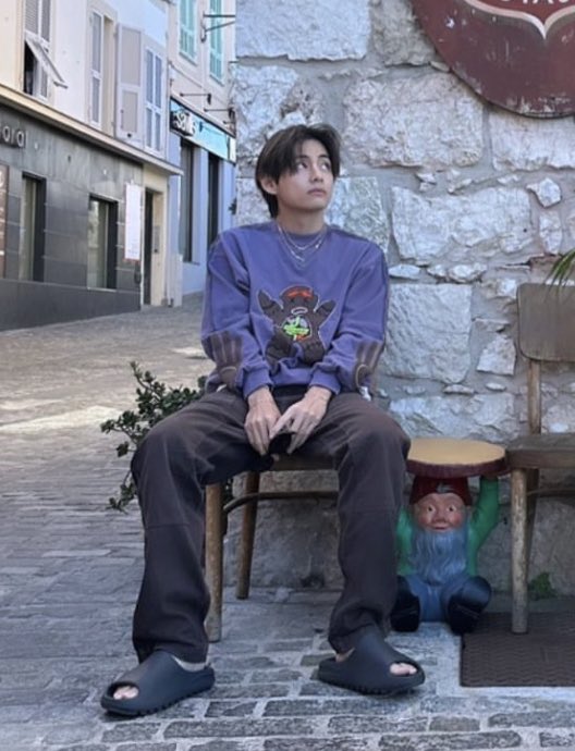 Taekoomania's tweet photo. Taehyung and his slippers https://t.co/XasHW9gp1n