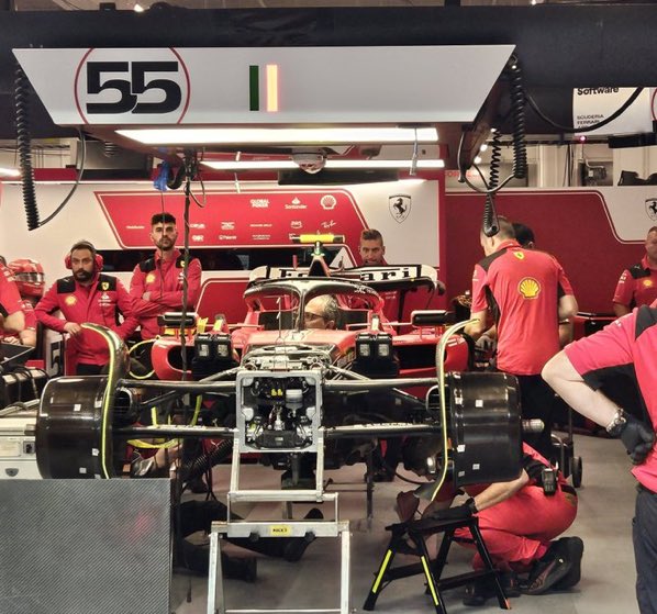 F1Krampon's tweet photo. 🚨 FLAŞ!

Carlos Sainz, parça değiştirdiği için ceza alacak. 

• Her ne kadar pist hatası yüzünden kaza yapmış olsa da, hakem heyeti Sainz’ın ceza alacağını açıkladı.

• Hakemler, “kurallar izin verseydi, bu cezayı vermeyeceklerini.” de belirtti. https://t.co/0zDM0zudKx