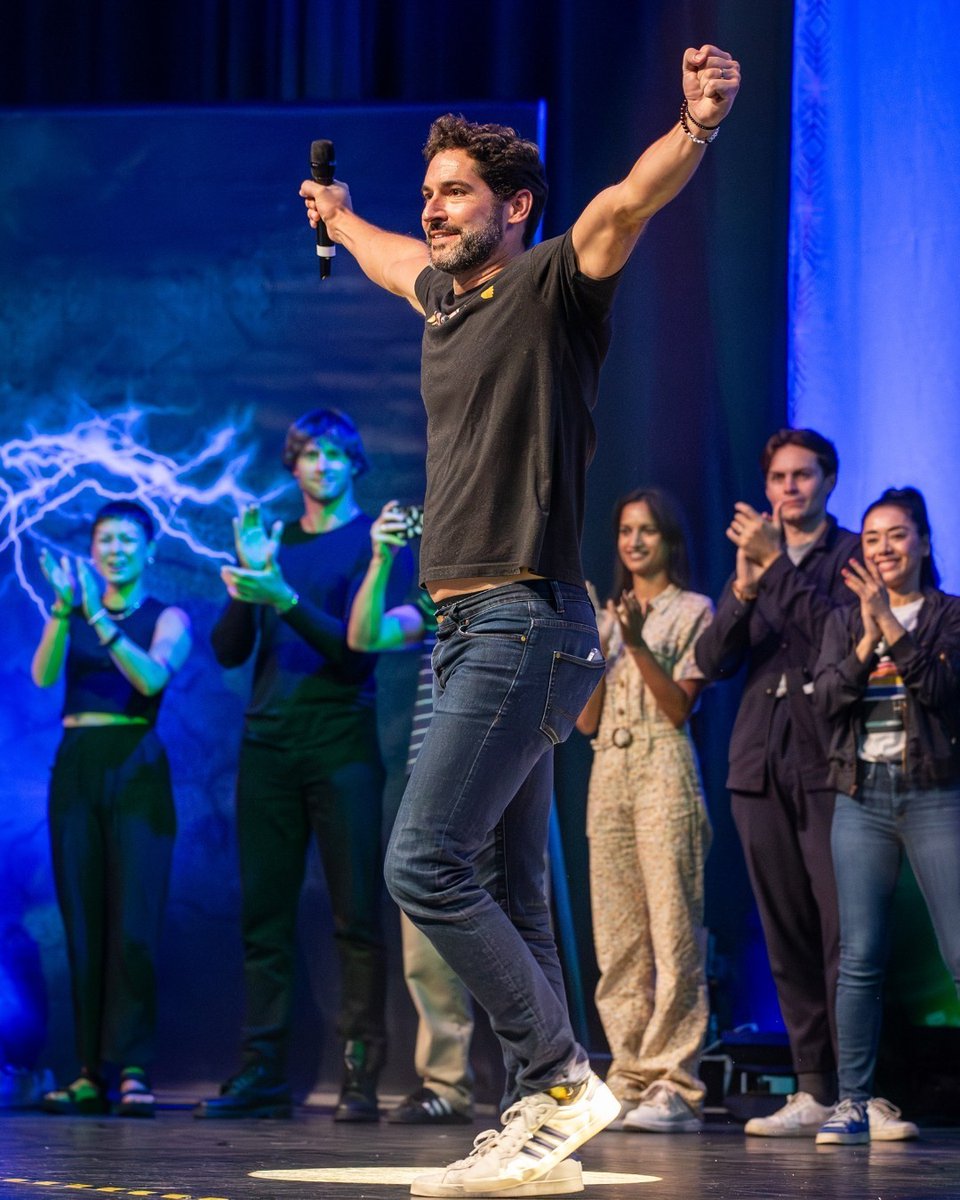 gaby_bursi's tweet image. Happy Birthday #TomEllis 🥂🎉❤️
📸 Credit : #MagicCon IG