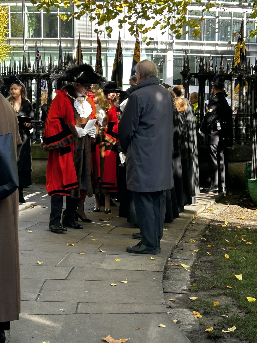 ParizeCody's tweet photo. Garden Remembrance Service @StPaulsLondon 🌹 
#stpaulscathedral
#london
#cityoflondon 
#liverycompany
#londonmayor https://t.co/nf4m8OPiwu