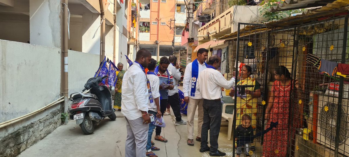 BspDivision's tweet photo. ఖైరతాబాద్ నియోజకవర్గం ఖైరతాబాద్ డివిజన్ లోBSP mlaఅభ్యర్థి మిద్దె కృష్ణ తో కలిసి ఇంటిటికి తిరిగి ఏనుగు గుర్తుకు ఓటేసి BSనీ గెలిపించండి అన్ని ప్రచారం చేసిన నియోజకవర్గం అధ్యక్షులు దోరపల్లి రమేష్ ప్రధాన కార్యదర్శి ప్రవీణ్ కుమర్ కోశాధికారి రఘునాథ్ నాంపల్లి ఇంచార్జ్ సుదర్శన్ మొదలఘువారు https://t.co/jPgsMZsrxE