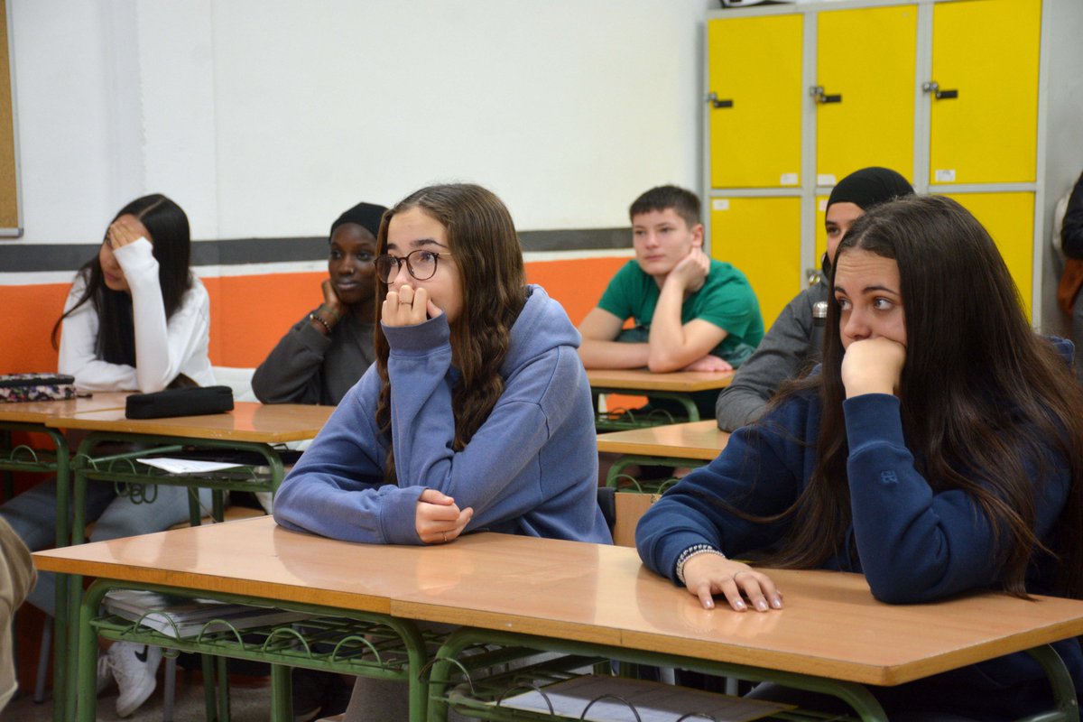 🔊Alumnat de l’Institut Montsacopa formen part del voluntariat del <a href="/GranRecapte/">Gran Recapte</a>.

📍 S’han habilitat 10 punts de recollida a #Olot.
🫒🥛🧼 Oli, llet i productes d’higiene són els més necessaris.
ℹ️ Més info aquí ➡️ olot.cat/pl217/ajuntame…

#femOlot #AjuntamentOlot #granrecapte