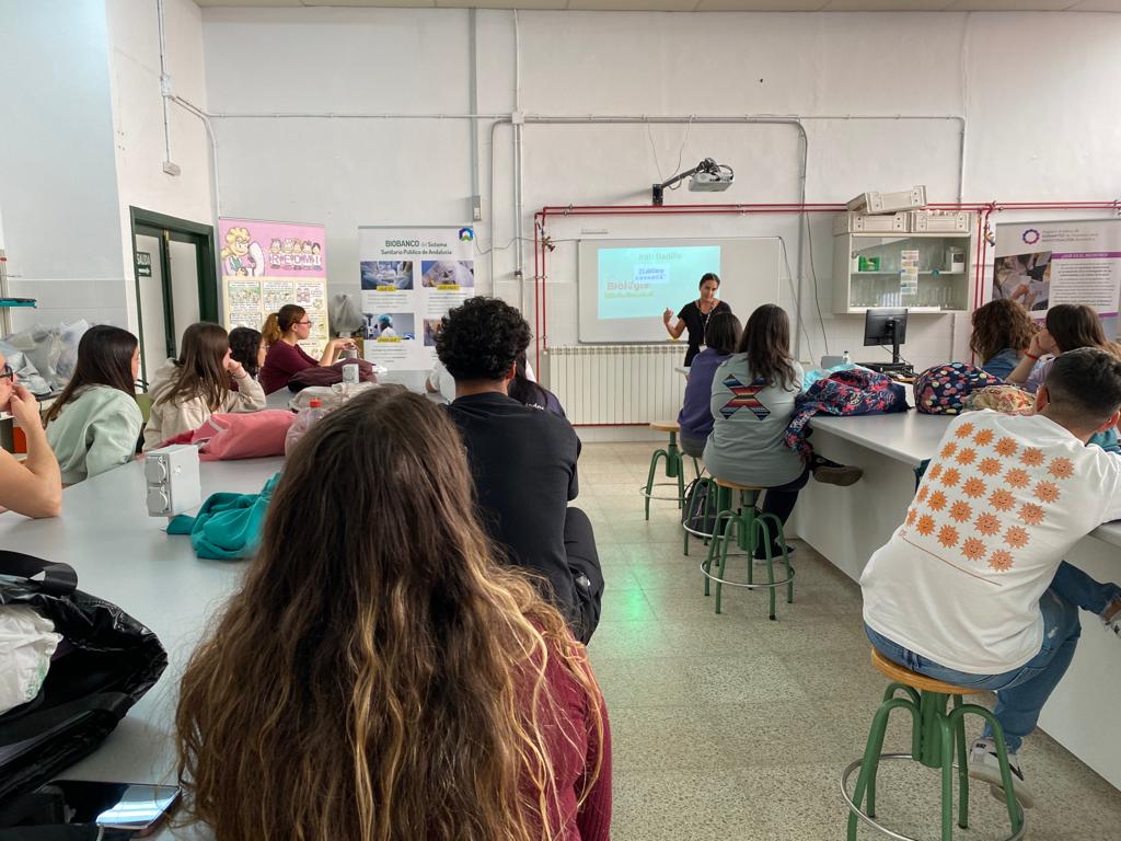 BiobancoDelSSPA's tweet photo. 👏 El pasado 15 de noviembre, nuestra compañera del Nodo de Huelva del @BiobancodelSSPA estuvo en el @IESCuencaMinera de #Huelva impartiendo una #charla con motivo de la #semanadelaciencia de #Andalucía para el alumnado de #TCAE y #TSLB de la rama de #salud. https://t.co/RE0UYWBVYZ