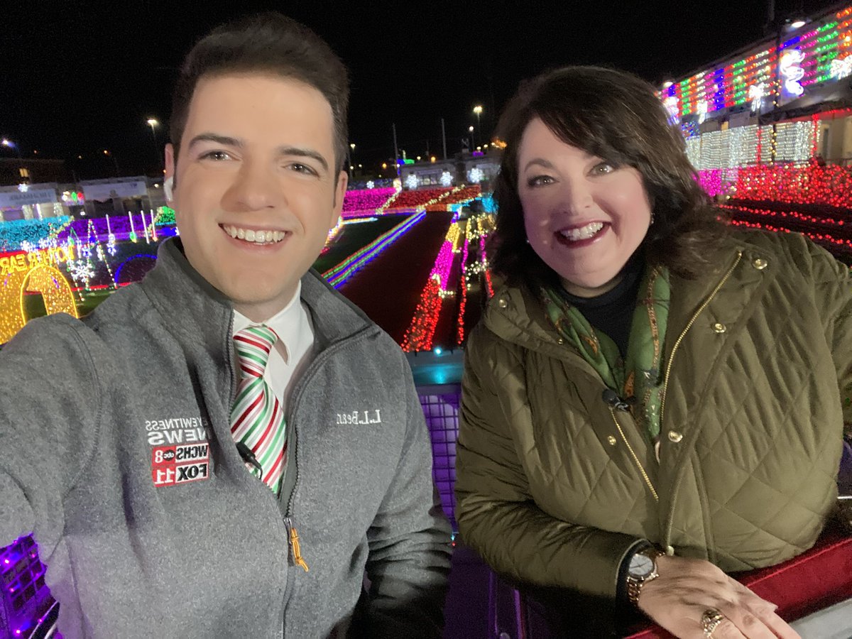 JeniferMcWV's tweet photo. Christmas lights galore 🎄❤️💚 2 million lights at GoMart Park! Join me, @AnthonyWCHS @HannahClineWCHS plus @BrandonWxWCHS @wxbrandon9 #WCHSTV https://t.co/l2OohGNC2Q
