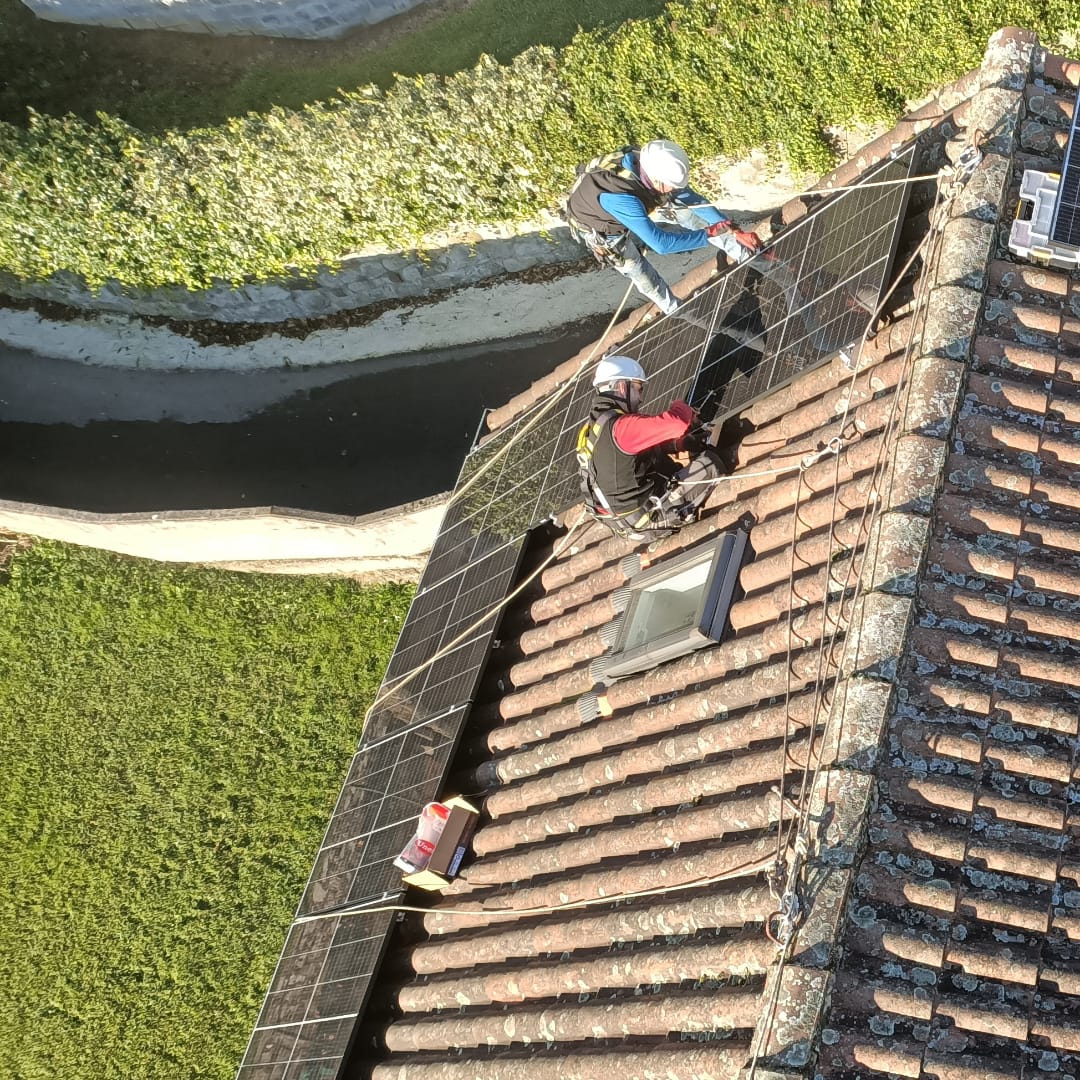 FEnergiaSolar's tweet photo. ¡Haciendo el cambio hacia un #futuro más verde!
Hoy nos encontramos instalando placas solares en este hermoso tejado a dos aguas 🏠
Únete a la revolución solar hoy mismo y comienza a ahorrar mientras cuidas de nuestro planeta!! 😊🔋💚 https://t.co/YTVP9YaHog