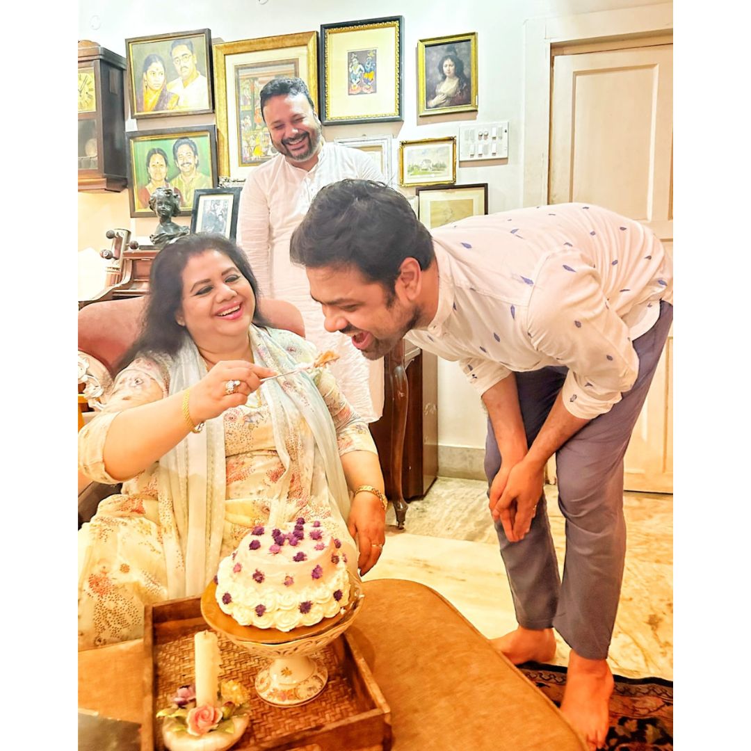 Calcutta_Times's tweet photo. Bangladeshi singer Runa Laila turned a year younger today. To celebrate her life and work, Kolkata based musician duo Sourendro-Soumyojit threw a bash, in presence of Shayan Chowdhury Arnob, Srabani Sen and others
#runalaila #arnob #sourendrosoumyojit #kolkata #bangladesh https://t.co/wjVkpSr7sU